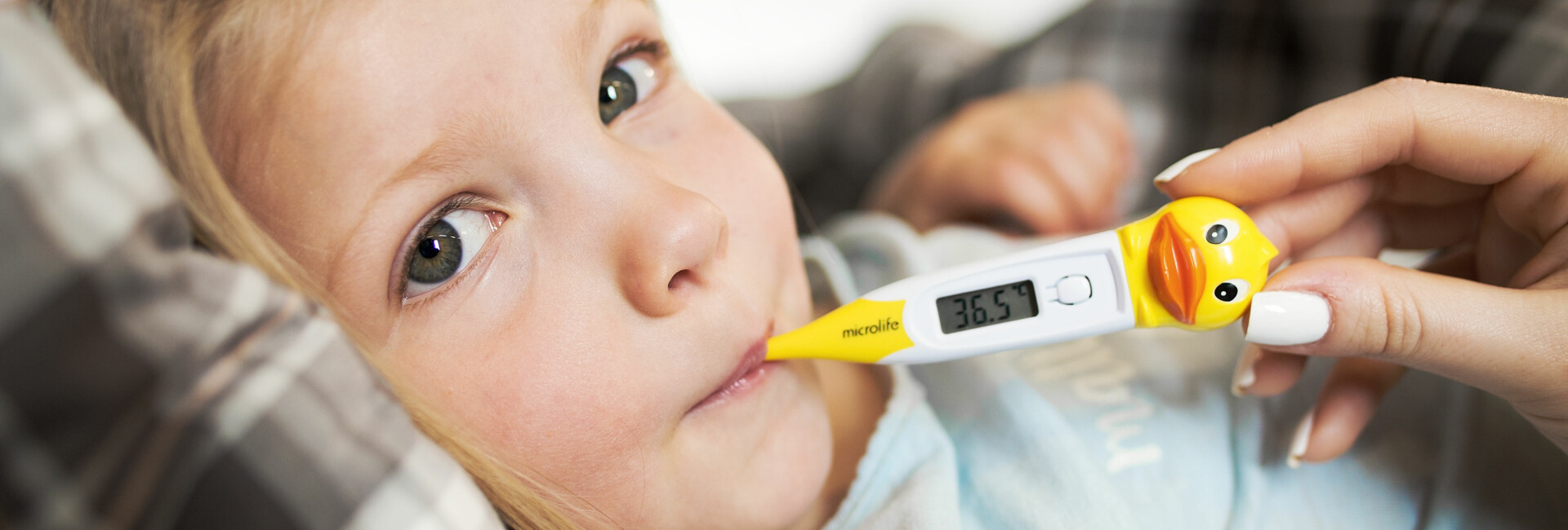 Температура через рот. Термометрия у детей. Градусник во рту. Измерение температуры. Градусник под мышкой.